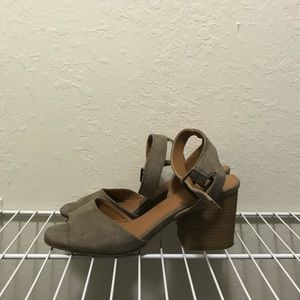 Universal Thread Tan Wedges